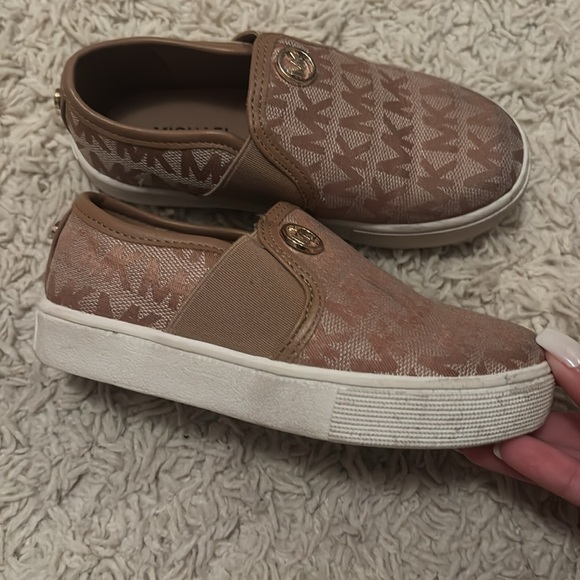 Michael Kors girls shoes size 9 used once in great condition - Picture 2 of 6